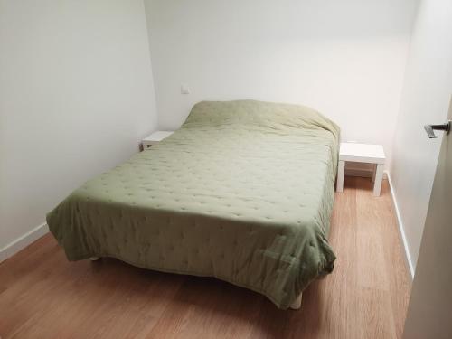 Ce petit lit se trouve dans un dortoir doté de parquet. dans l'établissement appartement T3 quartier ARAGO, à Les Sables-dʼOlonne