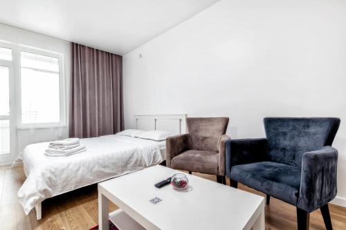 een hotelkamer met een bed en twee stoelen bij Raisson Ahotel GT84 in Astana