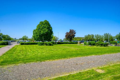 einen Park mit grünem Gras und einem Pfad in der Unterkunft Ferienpark - Haus F, App 0FEG01 in Heiligenhafen