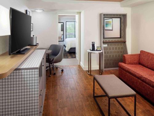 Holiday Inn & Suites Boca Raton - Northにあるテレビまたはエンターテインメントセンター