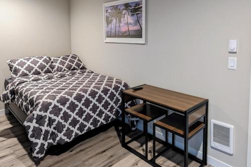 Dormitorio pequeño con cama y mesa en Troutdale Tranquility, en Troutdale