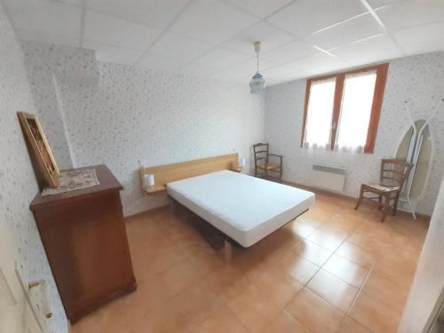um quarto com uma cama, uma mesa e cadeiras em Appartement d'une chambre avec jardin a Bolquere a 3 km des pistes em Bolquere Pyrenees 2000