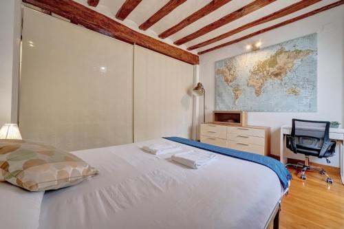 1 dormitorio con 1 cama y un mapa en la pared en Casa Iruña by Clabao, en Pamplona