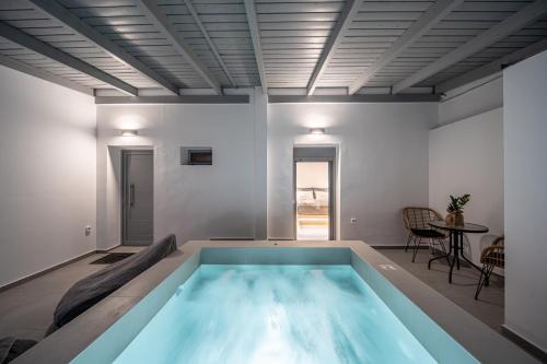 Bazén v ubytování White Note Luxury Suites nebo v jeho okolí