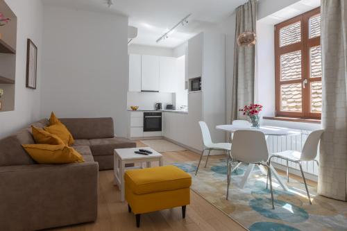 un soggiorno con un divano e un tavolo di Apartment Nikola 4* a Zagabria