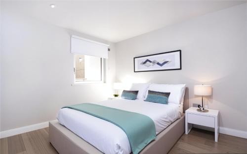 เตียงในห้องที่ Spacious Liverpool Street Apartment - 100sqm