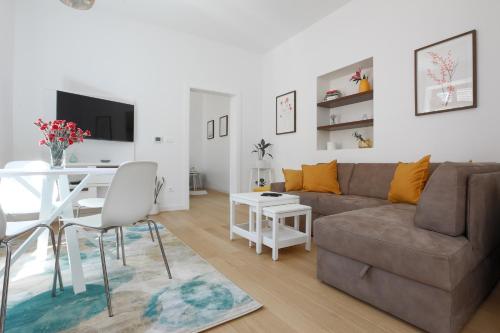 un soggiorno con un divano e un tavolo di Apartment Nikola 4* a Zagabria