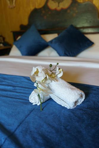 a white flower sitting on top of a bed at Villa Desideria in Figline Valdarno