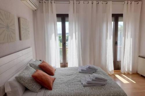 トレドにあるApartamento Castilla 30 Bis - Parking Publico Gratuitoの枕が置かれたベッドのある寝室