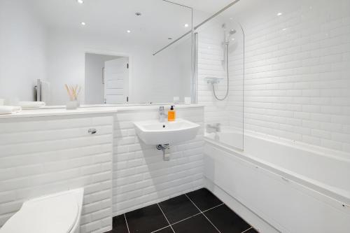 Et badeværelse på Spacious Liverpool Street Apartment - 100sqm