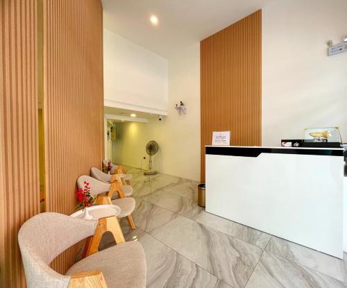 a lobby with chairs and a large screen at Arawana Express Sukhumvit 22 in Bangkok