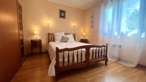 - une chambre avec un lit bébé et une grande fenêtre dans l'établissement VILLA FANTINI - Maison 3 chambres Centre-Ville, à Mimizan