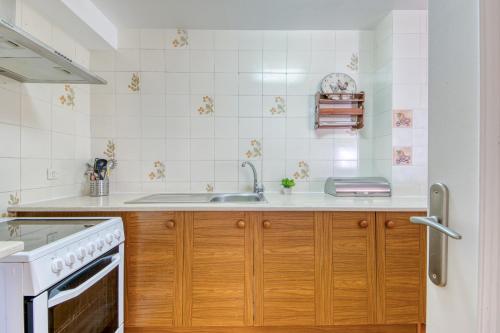 a kitchen with a sink and a stove at Dallas 2B Canyelles Roses - Immo Barneda in Roses
