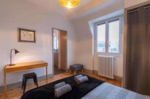 une chambre avec un bureau et un lit et un bureau dans l'établissement Suite Cosy de charme - Hyper Centre - Second Lodge, à Rennes
