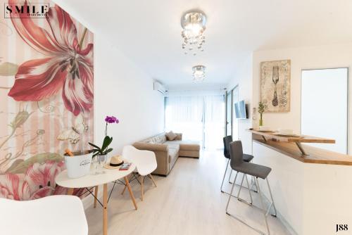 Uma área de estar em Smile Apartments