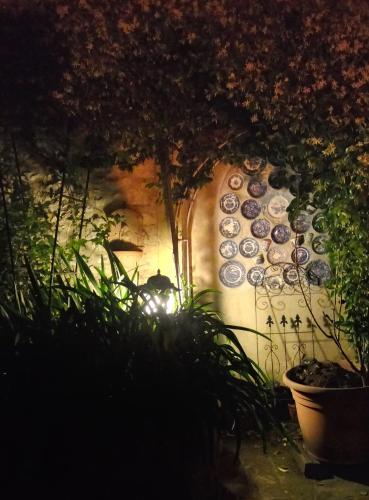 a wall with plates on it in a garden at La casa di Paola in San Gemini