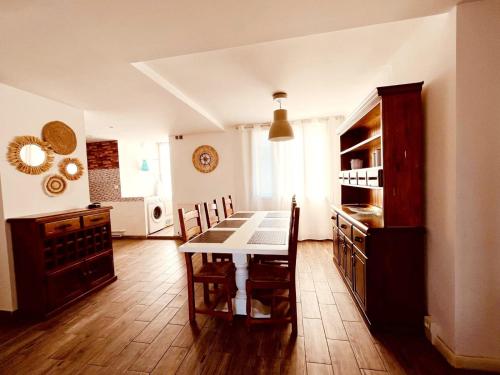 une cuisine avec une table et des chaises dans une pièce dans l'établissement MAS DREVON T3 Parking - Mer à 15mn - proche Comédie, à Montpellier