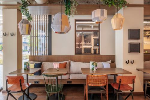 un restaurant avec deux tables et un canapé dans l'établissement The Usual Brussels, à Bruxelles