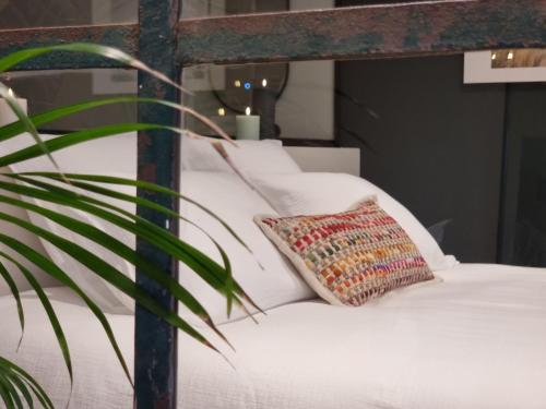 Sous la Houlette, Suites, Piscine intérieure et Saunaにあるベッド