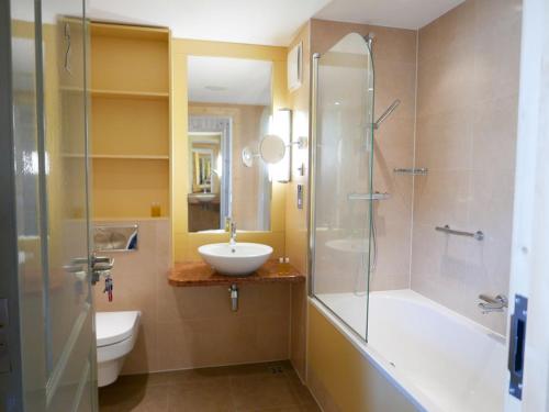 un bagno con vasca, lavandino e doccia di Greystones Glamping - Tent 2 a Greystones