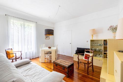 un salon avec un canapé et une table dans l'établissement GuestReady - Charmant appartement dans le 16ème, à Paris