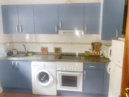 A kitchen or kitchenette at One bedroom apartement with city view shared pool and wifi at Belmonteb