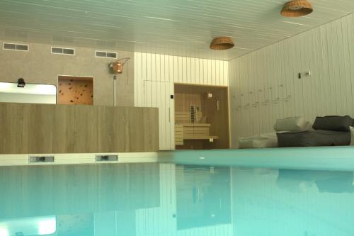 einen Pool in einem Zimmer mit in der Unterkunft Sous la Houlette in Villers-la-Ville