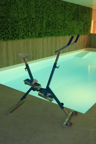 Sous la Houlette, Suites, Piscine intérieure et Saunaの敷地内または近くにあるプール