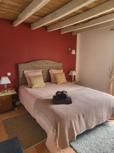 ein Schlafzimmer mit einem Bett mit zwei Brillen darauf in der Unterkunft Fontevraud Les Chambres in Fontevraud L'Abbaye