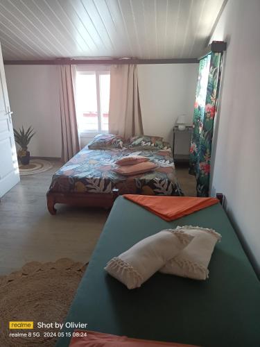 聖貝努瓦的住宿－kaz'manou，一间小卧室,配有床和窗户