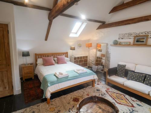 En eller flere senge i et værelse på Coombe Street Cottage