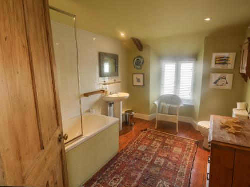 Et badeværelse på Coombe Street Cottage