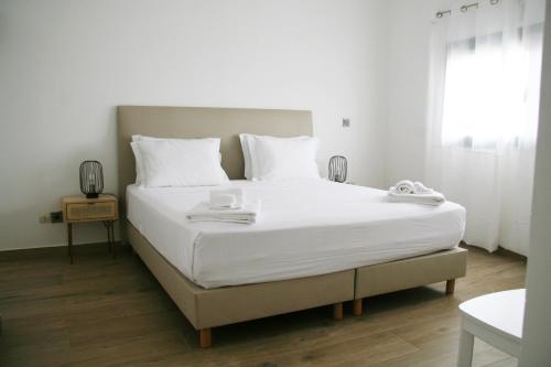 Un dormitorio con una cama grande con dos toallas encima. en Dakar By Days - DBD009 Appartement Anita 3 chambres, en Dakar