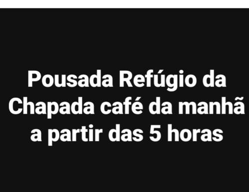 Pousada Refúgio da Chapada في كافالكانتي: يوجد لافته مكتوب عليها مقهى pueblota refrigerator da chapota