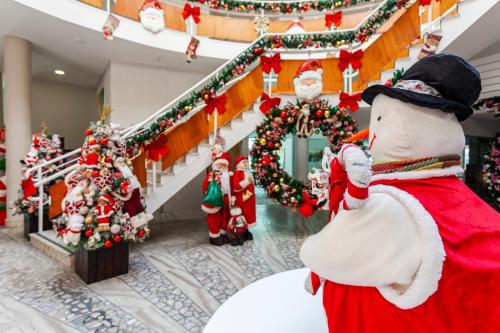 a display of christmas decorations in a store at Marambaia Hotel e Convenções in Balneário Camboriú