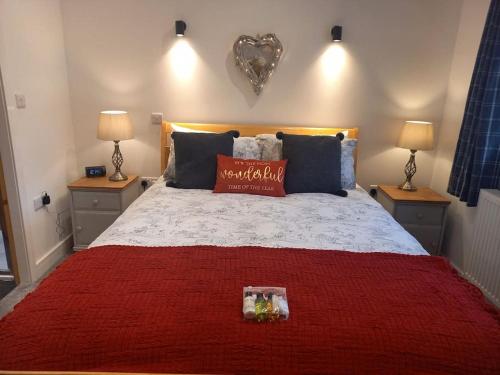 Letto o letti in una camera di Cosy Shay Bank Cottage w/ Kingbed - Near Skipton.