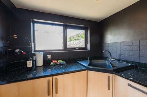 City Retreat, Spacious 4 Bed House, Games Room, Parking, Hot Tub & BBQ photo 38
