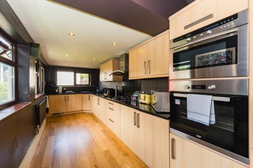 City Retreat, Spacious 4 Bed House, Games Room, Parking, Hot Tub & BBQ photo 46