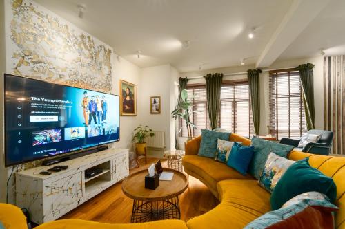 City Retreat, Spacious 4 Bed House, Games Room, Parking, Hot Tub & BBQ photo 41