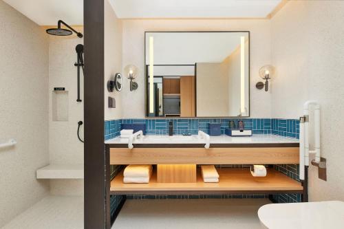 y baño con lavabo y espejo. en Four Points by Sheraton Changsha, Tianxin en Changsha