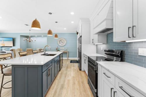 Η κουζίνα ή μικρή κουζίνα στο Sandpiper Cove 2121 by Newman-Dailey