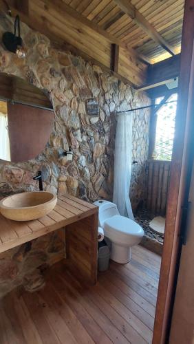 La salle de bains en pierre est pourvue d'un lavabo et de toilettes. dans l'établissement Cabaña con Vista a la Montaña - Moka, à San Francisco