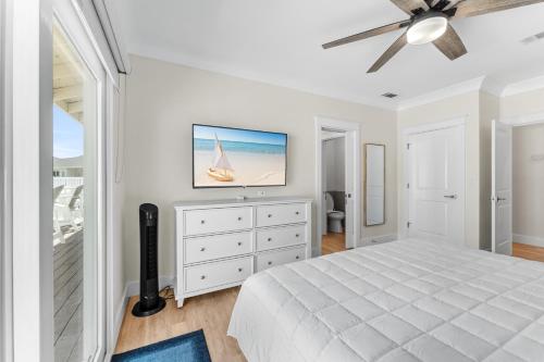 Ένα ή περισσότερα κρεβάτια σε δωμάτιο στο Sandpiper Cove 2121 by Newman-Dailey