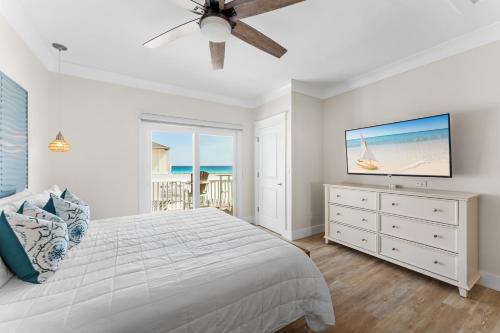 Μια τηλεόραση ή/και κέντρο ψυχαγωγίας στο Sandpiper Cove 2121 by Newman-Dailey