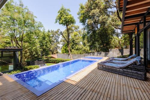 Πισίνα στο ή κοντά στο Casa Retiro: With pool and garden in Avándaro