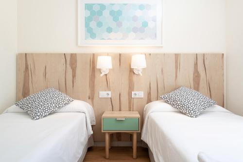 two beds sitting next to each other in a room at Hotel Vista Park in Can Picafort