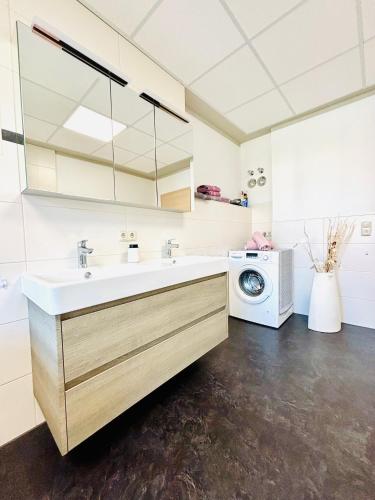 a kitchen with a sink and a washing machine at SH-Apartments-Idylische FeWo Amenti, Wifi, Parken, zentral in Schmalkalden