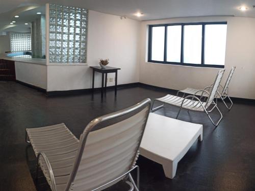 two chairs and a table in a room at Slaviero1411 in Guarulhos