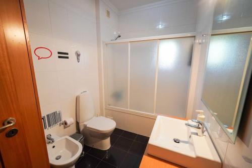 een badkamer met een toilet en een wastafel bij Dream House in Nazaré