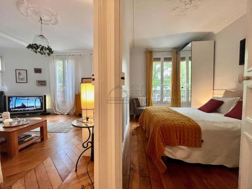 une chambre avec un lit et un salon dans l'établissement Le Montmartre Paris 18, à Paris